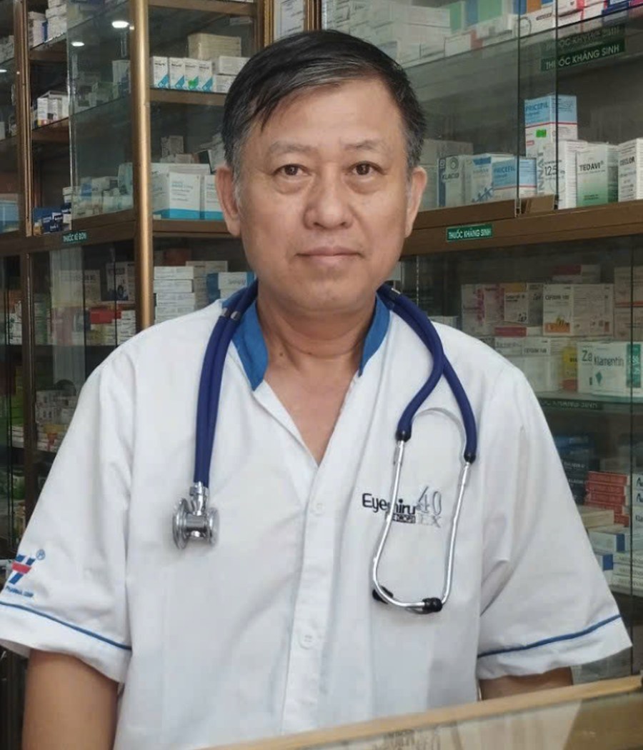 Dược sĩ Đỗ Văn Oánh tại quầy thuốc